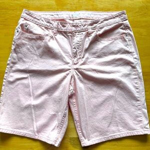 Lee Riders mid rise Bermuda shorts jorts. Pink. Size 16. ❣️